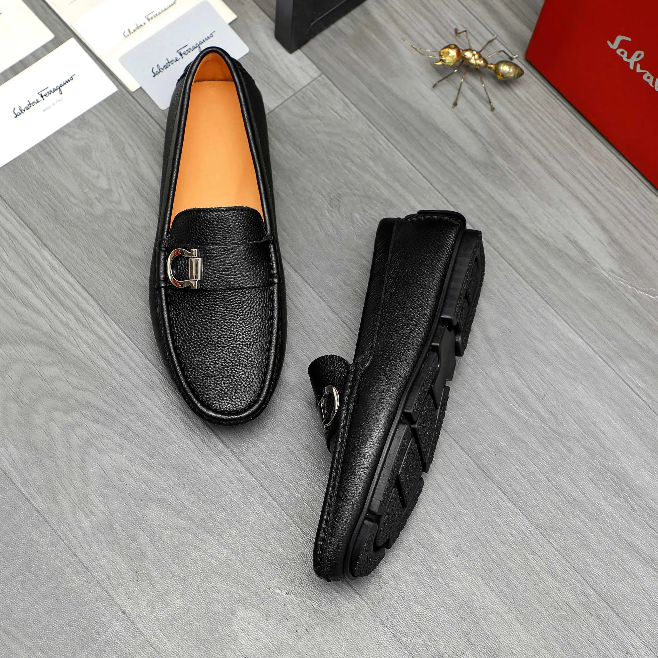 Men's shoes 💰380 Product trademark: Ferragamo "Ferragamo" casual slip-on shoes Regular size: 38-45 (45 is custom-made and non-returnable) Product materials: Selected high-quality pebbled cowhide upper, pigskin lining, rubber outsole